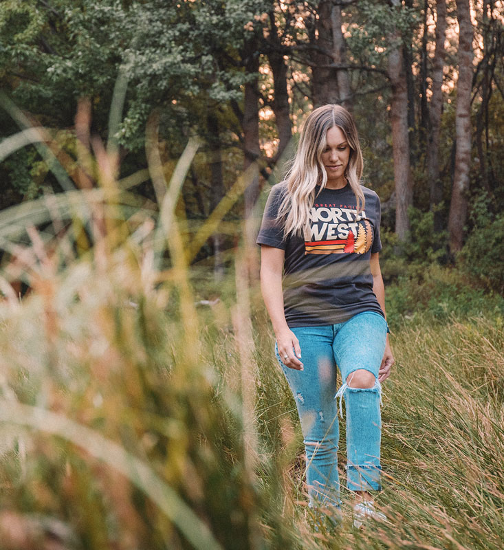 2022 09 01 PNW FALL MOCKUP TEE LIFT BROWN LIFESTYLE 02